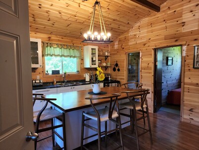 The cozy cabin… 12 minutes to Grand Beach!