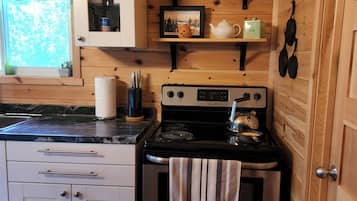 Fridge, oven, stovetop, coffee/tea maker