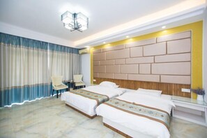 Une chambre d’hôtel avec deux lits, une grande tête de lit, une chaise et une petite table.