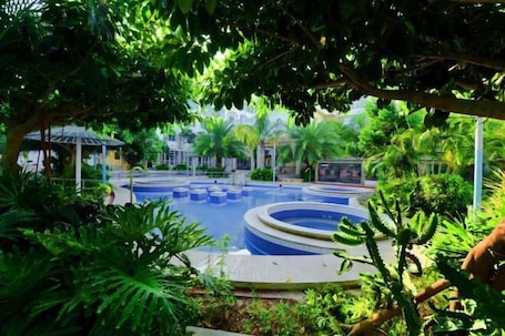Pool. Huaxia Hotel
