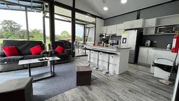 3 quartos, escrivaninha, ferros/tábuas de passar roupa