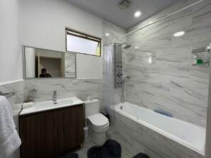 Ensemble douche/baignoire, sèche-cheveux, serviettes fournies, savon