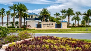 Ein Resortgebäude mit einem Schild, auf dem "Windsor Island Resort" steht, umgeben von Palmen und gepflegten Gärten.