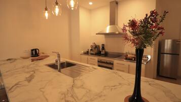 Réfrigérateur, micro-ondes, four, plaque de cuisson