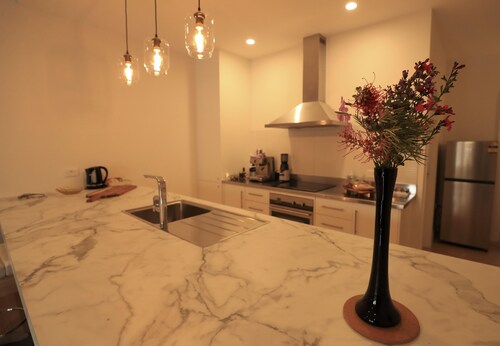 Lux Modern Minimalist Getaway, King, Open Fire, River Access/Views in Township.