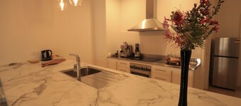 Lux Modern Minimalist Getaway, King, Open Fire, River Access/Views in Township.