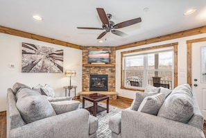 하우스 (4 Bedrooms) | 거실 공간 | TV, 벽난로, 푸즈볼