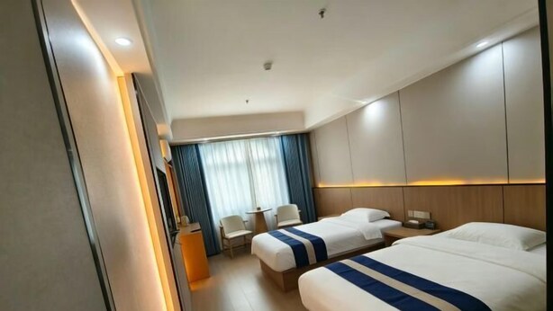 A hotel room with two beds, a desk, a chair, and a window with curtains. - Quanzhou Xingang Hotel (Quanzhou)