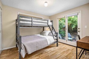 3 bedrooms, desk, free WiFi, bed sheets