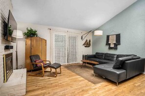 TV, ping pong - Spectacular Pet Friendly Forested Retreat, Game Room w/ Ping Pong, Gorgeous Patio Under the Trees (Oak Grove)