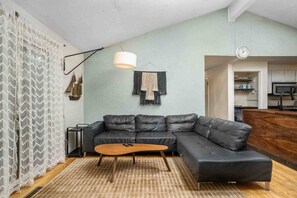 TV, ping pong - Spectacular Pet Friendly Forested Retreat, Game Room w/ Ping Pong, Gorgeous Patio Under the Trees (Oak Grove)