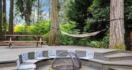 Spectacular Pet Friendly Forested Retreat, Game Room w/ Ping Pong, Gorgeous Patio Under the Trees