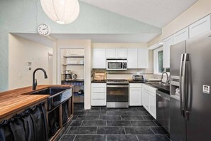 雪櫃、微波爐、焗爐、爐具