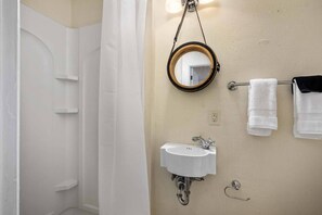 淋浴设施、吹风机、毛巾