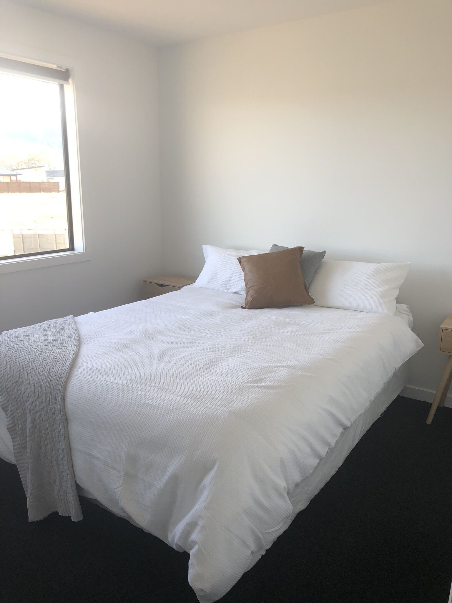 3 dormitorios, tabla de planchar con plancha, cuna de viaje