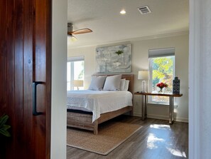 4 bedrooms, iron/ironing board, free WiFi, bed sheets - The Farmhouse - Lakehouse | Boat Dock + Game Room (Lake Hamilton)