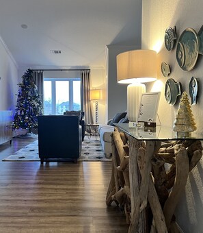 Smart TV, caminetto, tavolo da calcetto, tavolo da ping pong