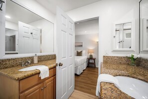 Combined shower/tub, hair dryer, towels