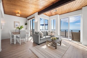 Televisión y chimenea 