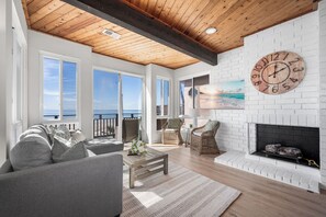 Televisión y chimenea 