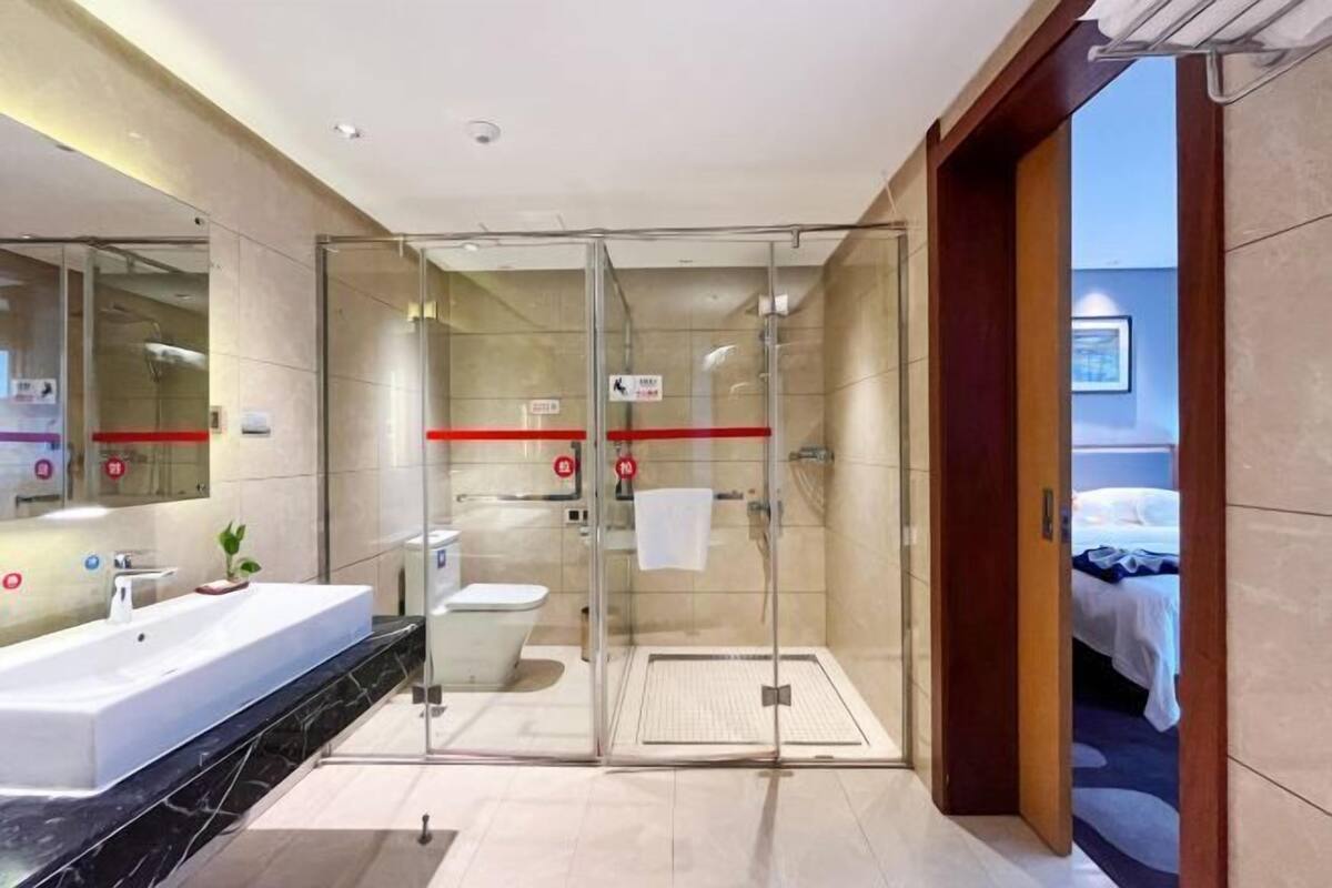 Ein modernes Badezimmer mit Duschkabine, Waschbecken und Toilette.