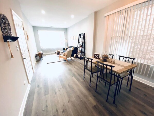 Interior - Boho Chic 2BR Condo, Queen Bed With Free Parking (Chicago)