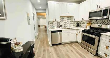 Boho Chic 2BR Condo, Queen Bed With Free Parking