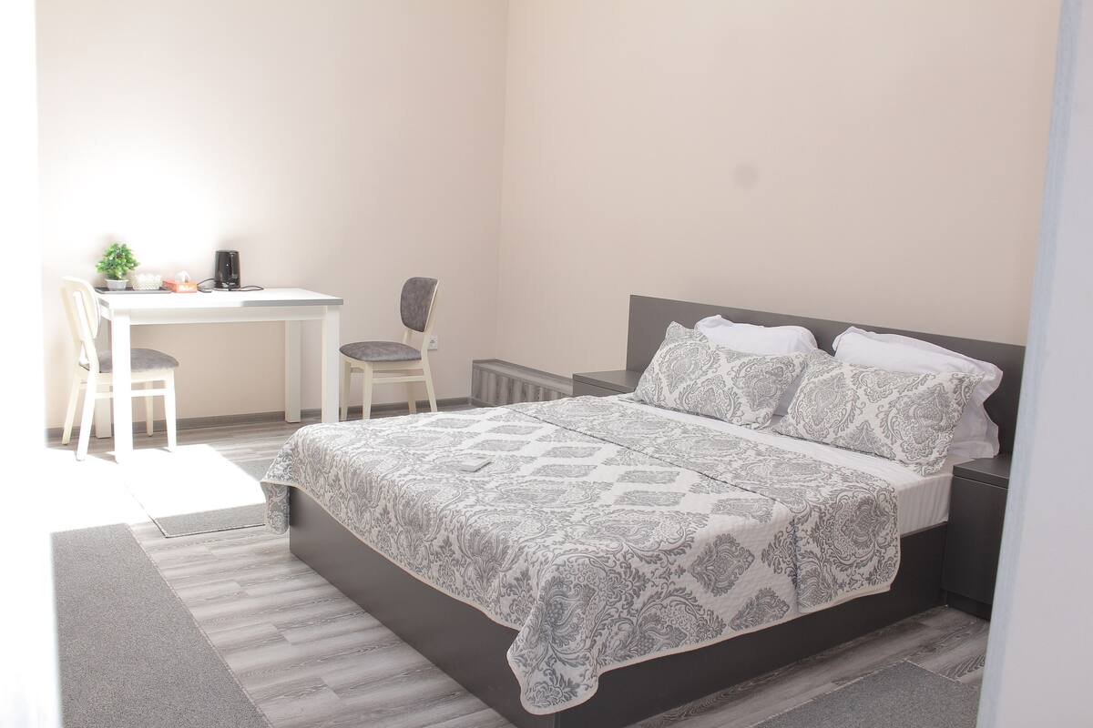 Habitación doble Deluxe | Caja de seguridad en la habitación y tabla de planchar con plancha
