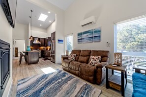 テレビ、暖炉、書庫