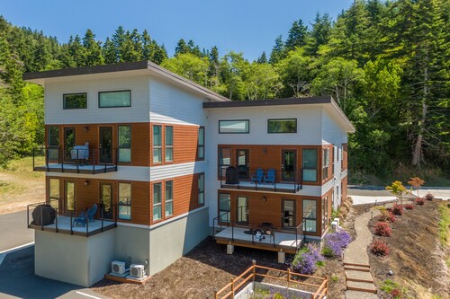 Stunner apt with fireplace, grill, partial ocean views & partial AC