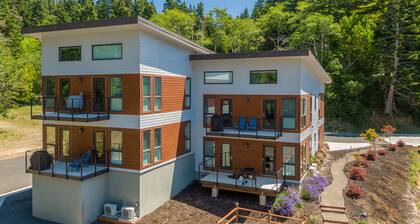 Stunner apt with fireplace, grill, partial ocean views & partial AC