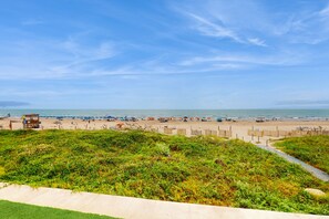 On the beach - Oceanfront, 2nd-floor condo with balcony, central AC, WiFi, pool & hot tub (South Padre Island)