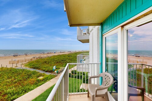 Oceanfront, 2nd-floor condo with balcony, central AC, WiFi, pool & hot tub