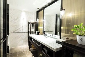 A modern bathroom with a marble vanity, a large mirror, and a potted plant. - Gangcheng Hotel (Zhoushan)