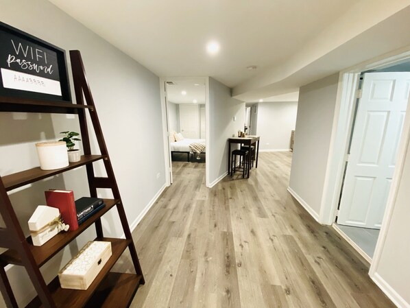 1 غرفة نوم ومكواة/لوح كي وواي فاي مجانًا وملاءات أسرّة