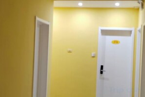 A narrow hallway with a white door at the end. - Anyang Hongmen Homestay (Normal College) (Anyang)