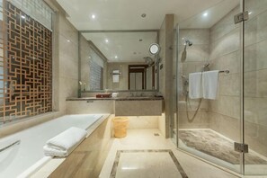 Un baño moderno con bañera, ducha y tocador.