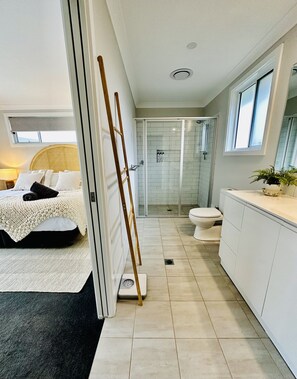 Badewanne, Haartrockner, Handtücher, Seife