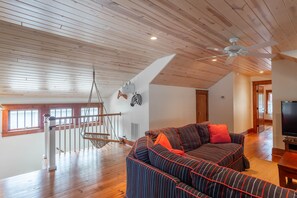 Smart-TV, bøker og kontorer