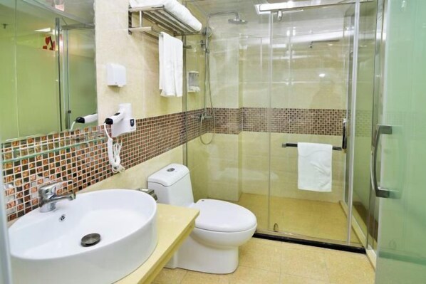 A modern bathroom with a glass-enclosed shower, a white sink, and a toilet. - Shankee Express Hotel (Meizhou Lijiangwan) (Meizhou)