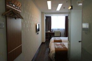 A hotel room with a bed, a desk, a chair, and a television. - Shankee Express Hotel (Meizhou Lijiangwan) (Meizhou)