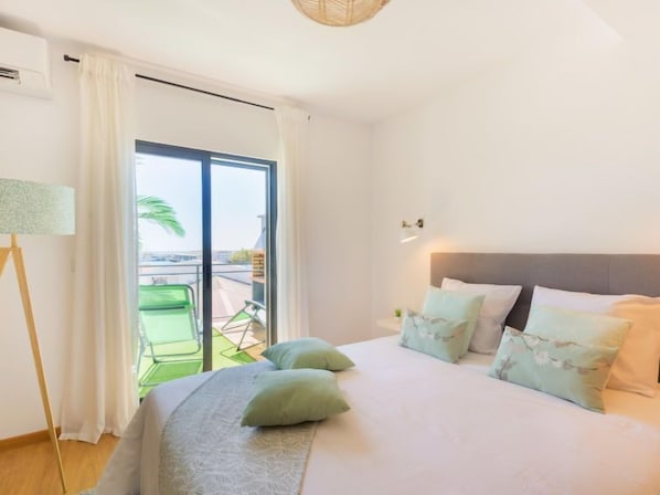 2 bedrooms, desk, iron/ironing board, Internet