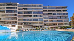 Ein mehrstöckiges Hotel mit Schwimmbad.