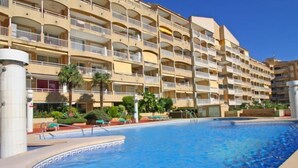 Hotellissa on useita parvekkeita, uima-allas ja jonkin verran viheralueita.