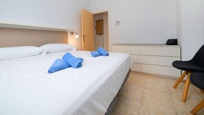 Ein Schlafzimmer mit einem Bett, einem Schreibtisch und einem Stuhl.