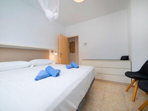 3 bedrooms, iron/ironing board, free internet