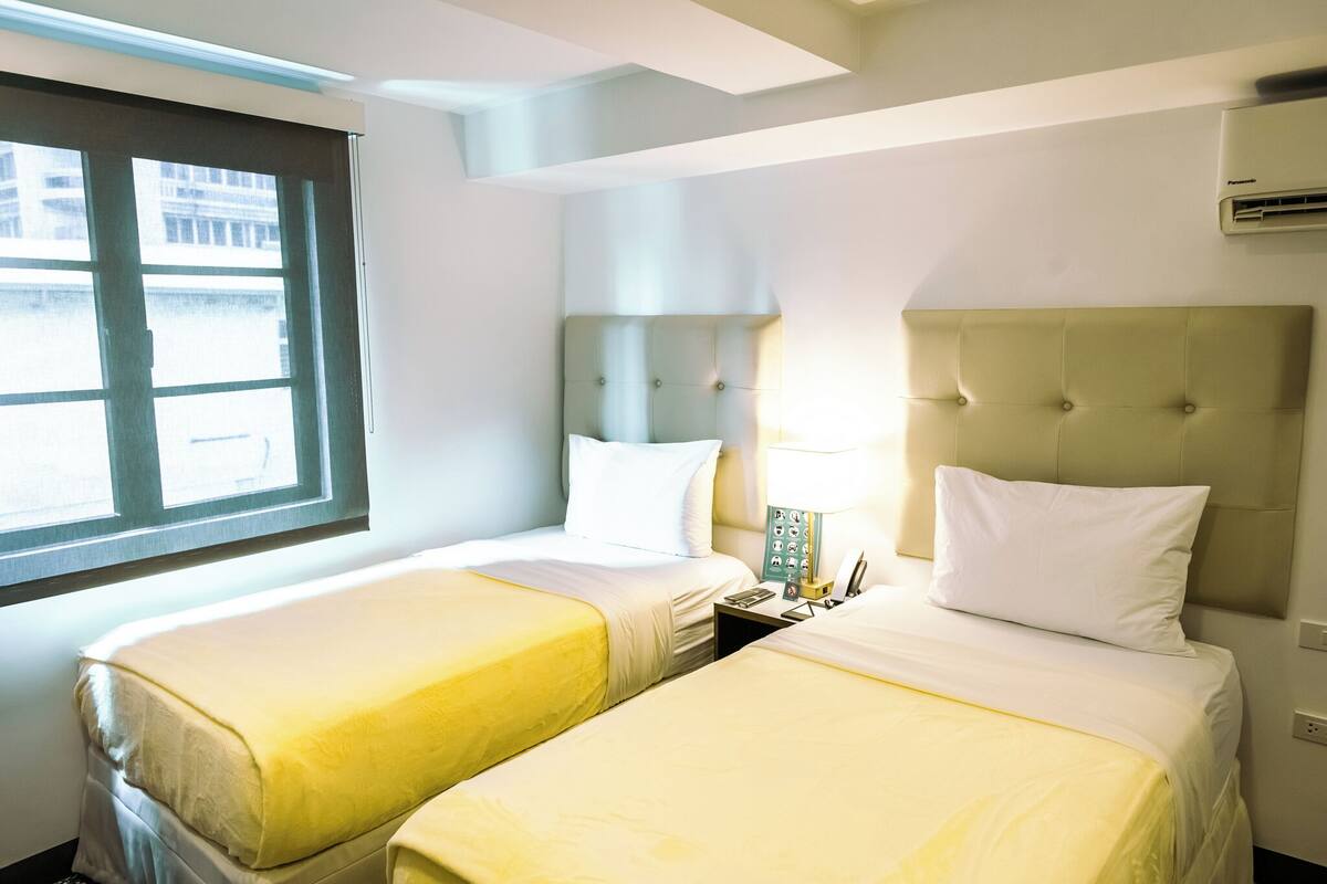 Deluxe Twin Room | In-room safe, desk, blackout drapes, WiFi (free)