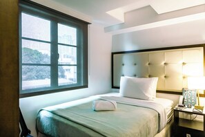 Deluxe Double Room | In-room safe, desk, blackout curtains, free WiFi - One Cristina Suites (Makati)