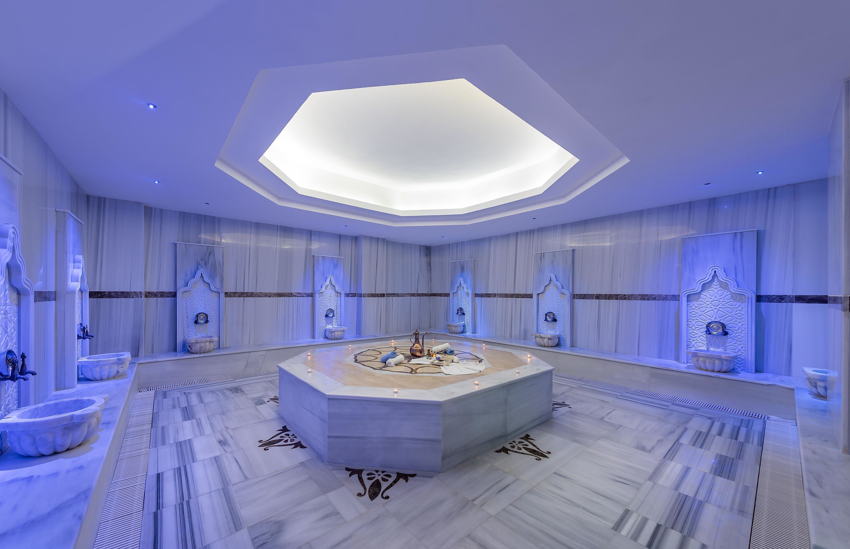 Een sauna, een stoombad, een Turks bad/hammam, lichaamsbehandelingen