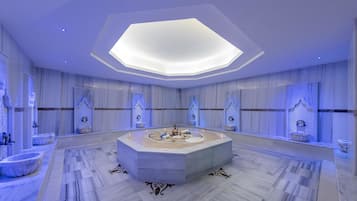 Een sauna, een stoombad, een Turks bad/hammam, lichaamsbehandelingen